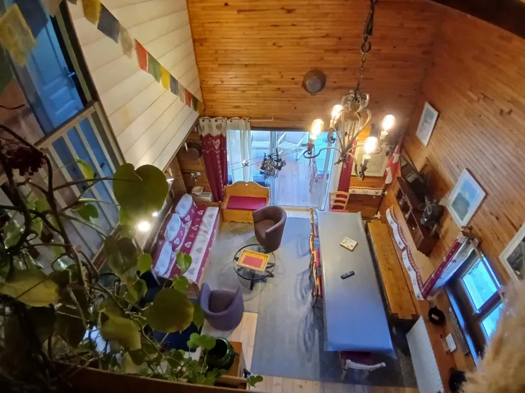 Salon et salle à manger vue depuis mezzanine ainsi qu'accès véranda et terrasse