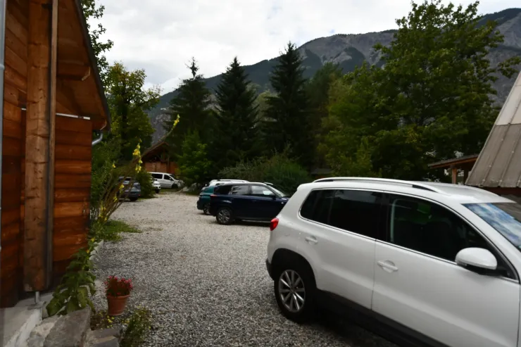Un grand parking proche du gite permet de stationner les voitures.
