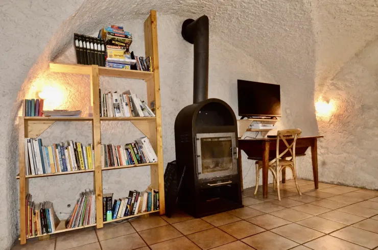 Le salon ou l'on se retrouve à maintes occasions, apéro, discussions, détente, télé, rêverie devant la flamme du poêle.