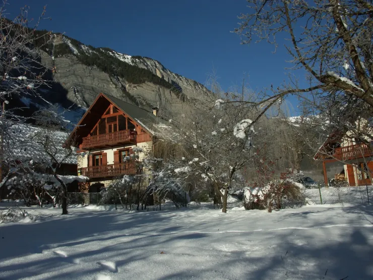 L'hiver, Les skieurs montent en stations, les non skieurs peuvent marcher, randonner au départ du gite vers les lacs de Buclet, les  sources de la Rive et la cascade de la Pisse
