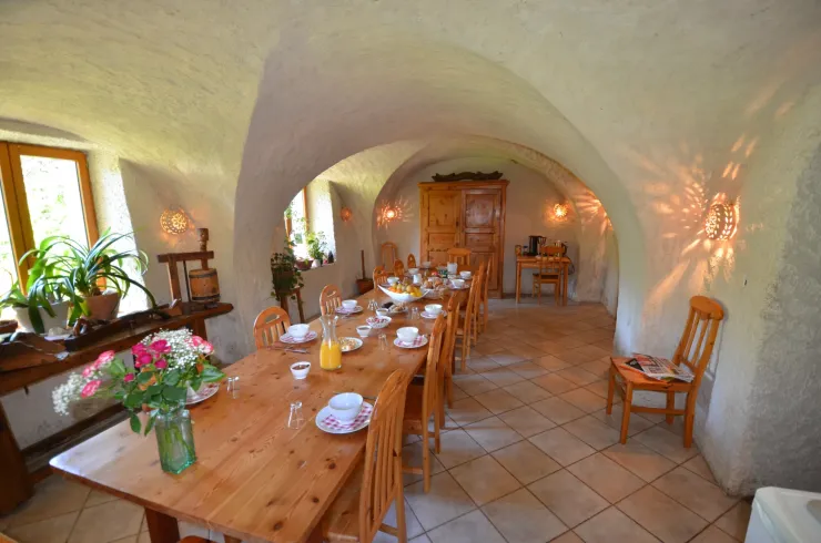 La Salle à manger que vous pouvez disposer à votre choix en une table