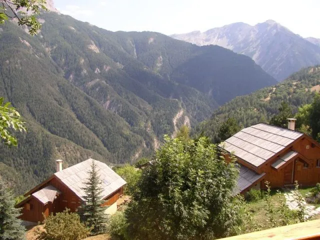 The neighbors and the view from the balconies on the gendarme's hat and the sugar loaf, the Allos pass and the cayolle.