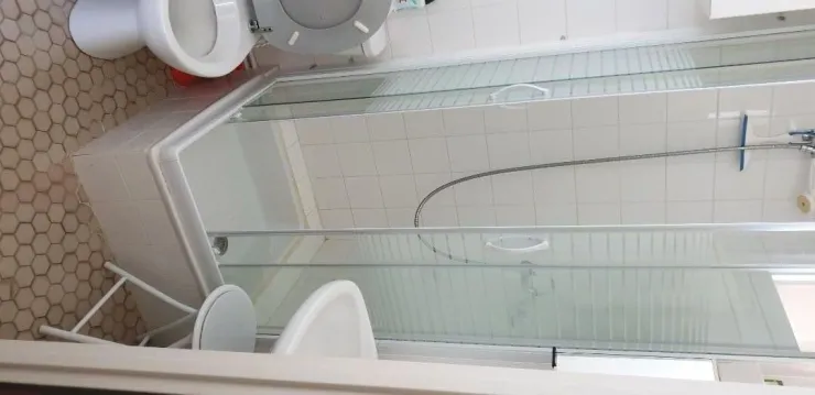 SDB avec douche cabine, sèche serviette mural