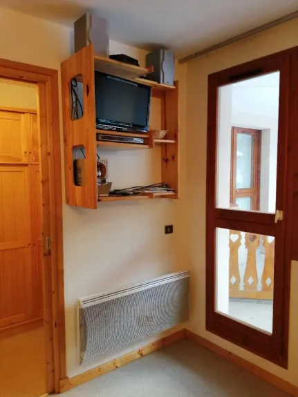 Face au clic-clac, la télévision, avec la vue dans la cabine et sur le balcon