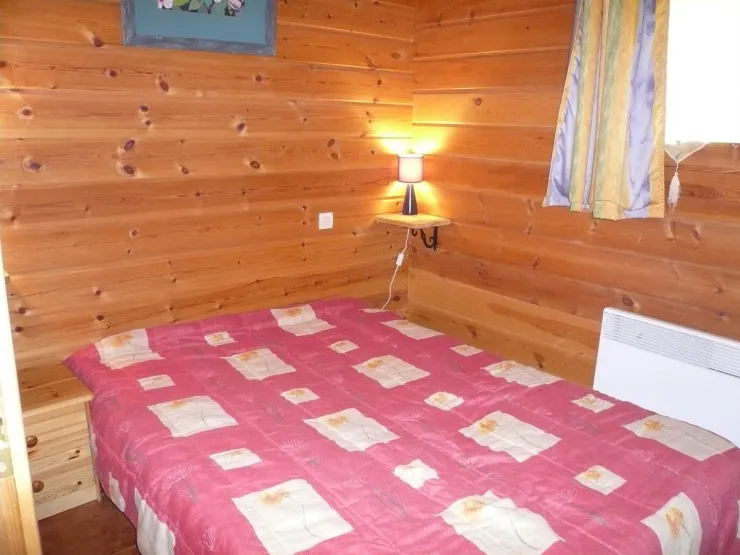 1 chambre avec lit 2 personnes, 1 chambre avec lits superposés, canapé gigogne dans le séjour