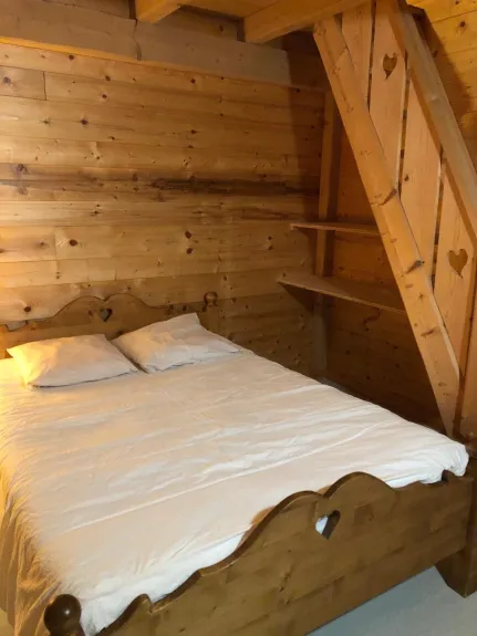 Chambre 2:  lit double + mezzanine avec matelas 2 personnes