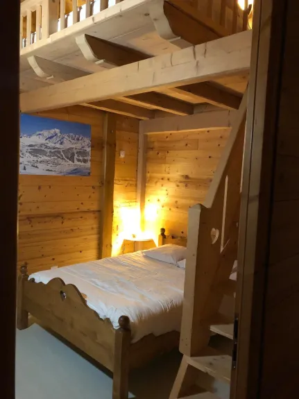 Chambre 2:  lit double + mezzanine avec matelas 2 personnes