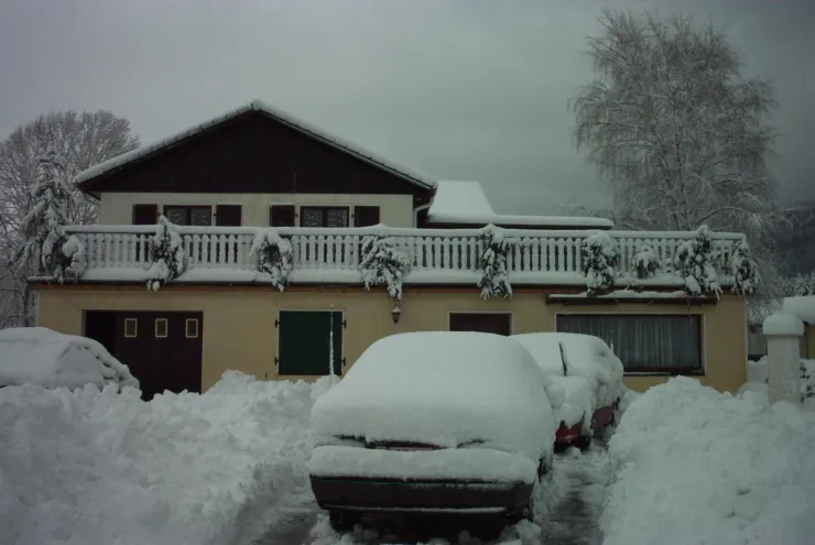 entrée ext hiver , parking pour 2 a 3 voitures 