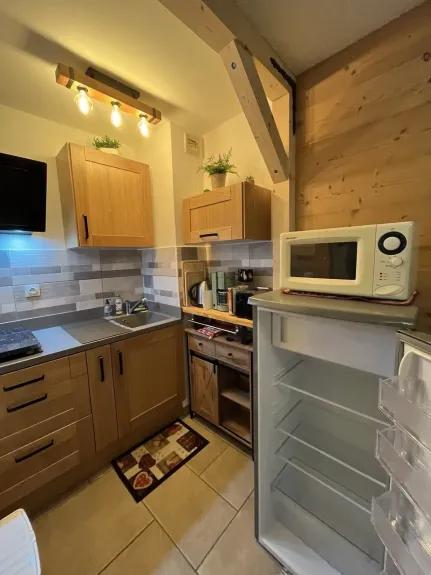 grand réfrigérateur avec freezeur , cafetiere, grille pain, bouilloire, micro-onde, petit four electrique, hotte aspirante,