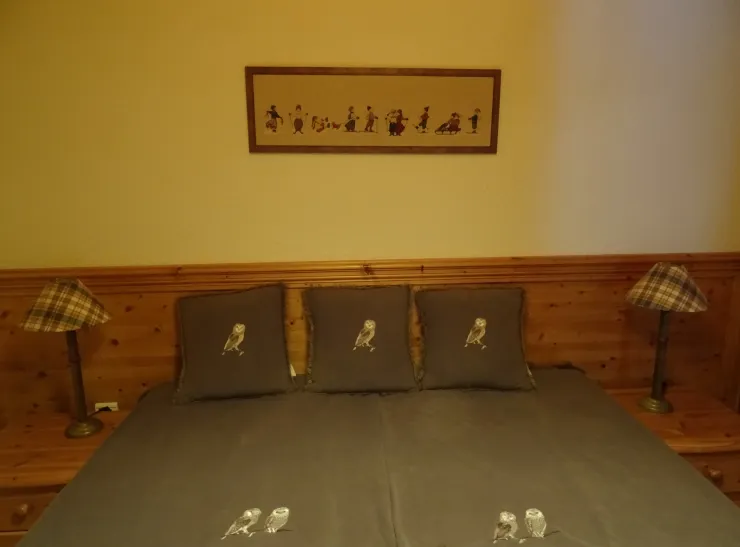 Chambre 1    1 lit de 160   Grand placard   Fenêtre à l ouest