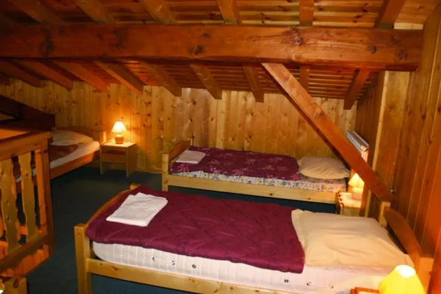 4  lits  individuels en mezzanine 