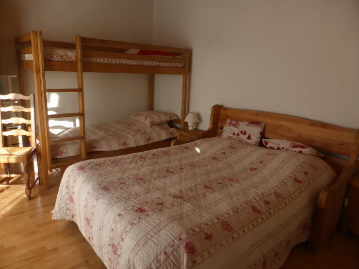 Chambre: 1 lit 2 places / Lits superposés/Armoire/ Balcon plein Sud