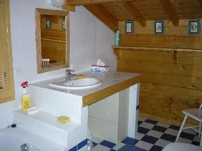 SALLE DE BAIN AVEC FENETRE A L'ETAGE,