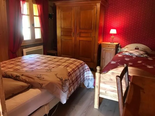 La chambre du bas - 1 lit de 140 cm et 1 lit de 90 cm