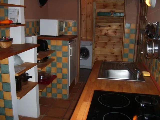 La cuisine toute équipée avec micro-onde,lave vaisselle,plaques vitro céramique,réfrigérateurs(x2),four,lave linge/ sèche linge..... 