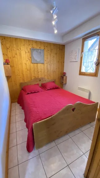 Bedroom 1, with a double bed (140cm)