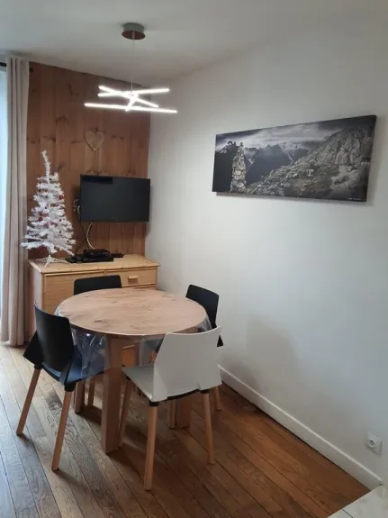 Le coin salle à manger - 4 chaises - 1 rallonge 40 cm - 2 tabourets