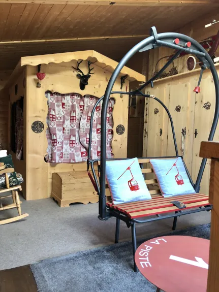 Lit chalet et télésiège pour le coin lecture