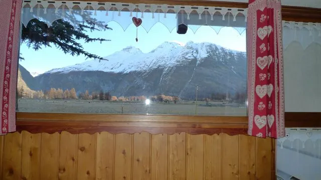 Depuis le séjour, vue sur la "Pointe d'Andagne"