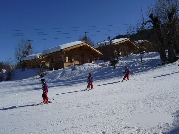 La piste de ski qui passe devant le chalet