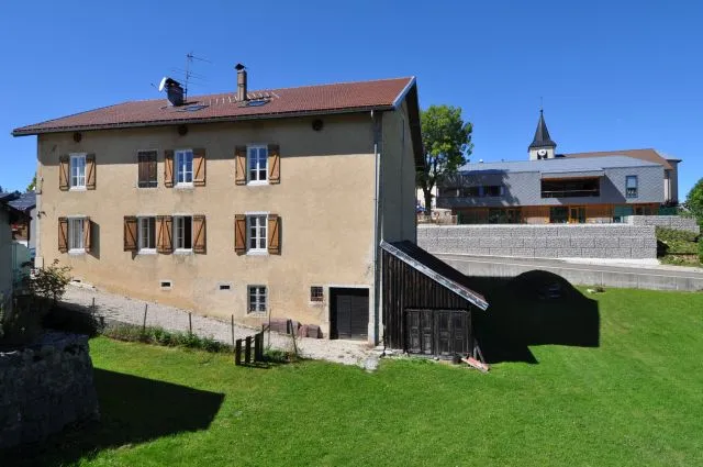 la maison et son jardin, située au coeur du village.