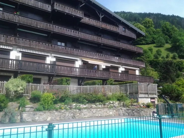 De la piscine vue sur le balcon R04