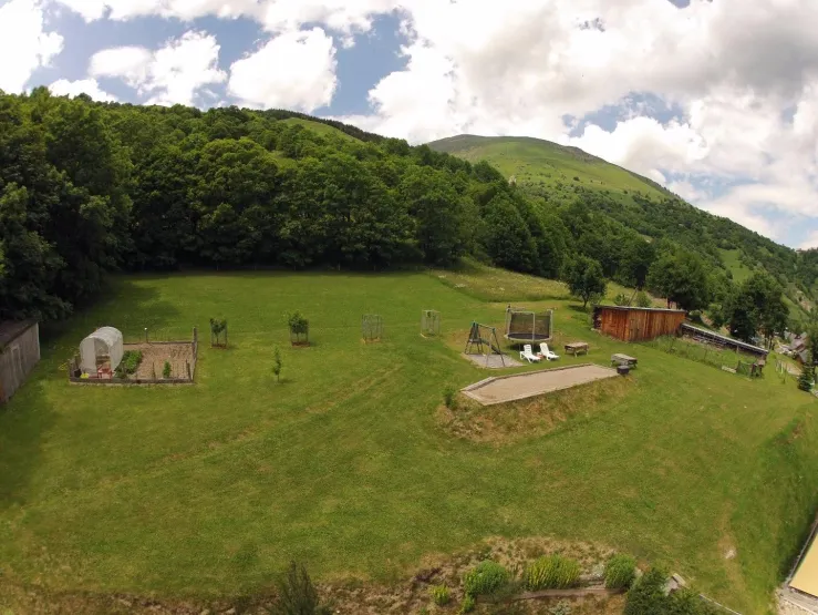 chalet coté ouest avec coin jardin avec terrain de pétanque,balançoire,trampoline.....possibilité d'un barbecue Energie bois