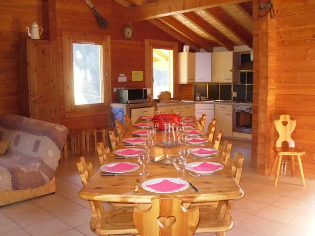 cuisine toute équipée ouverte sur salle à manger,grande table accueillant largement 14 convives.