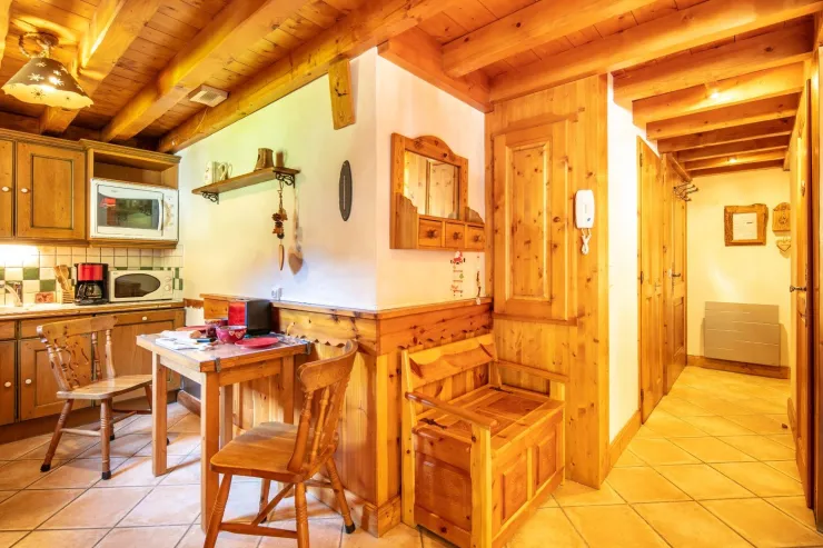 The entrance of the flat with its toilet, bathroom and kitchen 