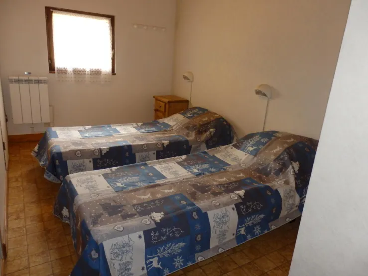Chambre séparée équipée de 2 lits 1 place