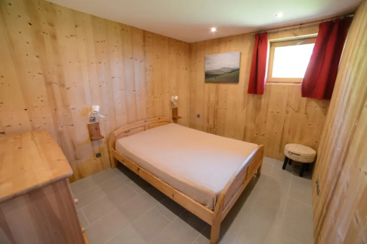 Une chambre (3/4) avec lit 2 personnes