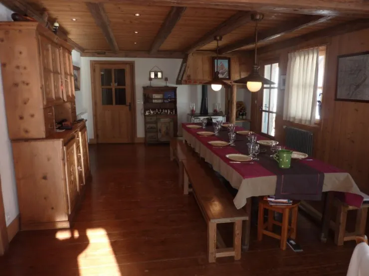 Le coin salle à manger, avec sa grande table (3,45x1m)