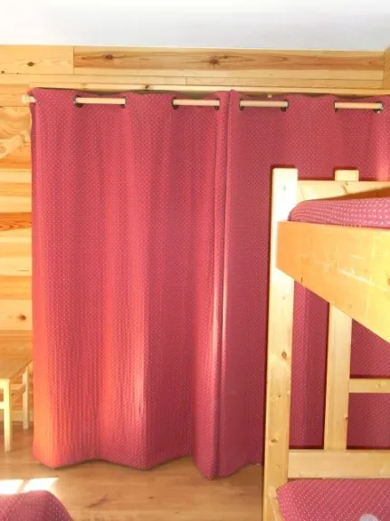 le placard de la chambre rouge
