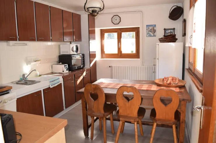 Large closed and bright kitchen that can accommodate 6 people