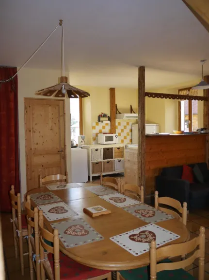 Le coin repas et la cuisine