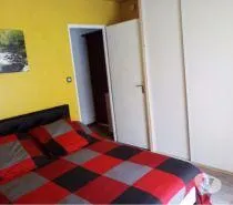 chambre : placards portes coulissante .