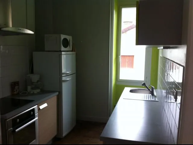 cuisine: cuisiniére électrique avec plaques à induction .four à pyrolise avec sa hotte .lave vaisselle- four micro onde- frigo congélateur-cafetière électrique -meubles avec toutes la batterie de cuisine .