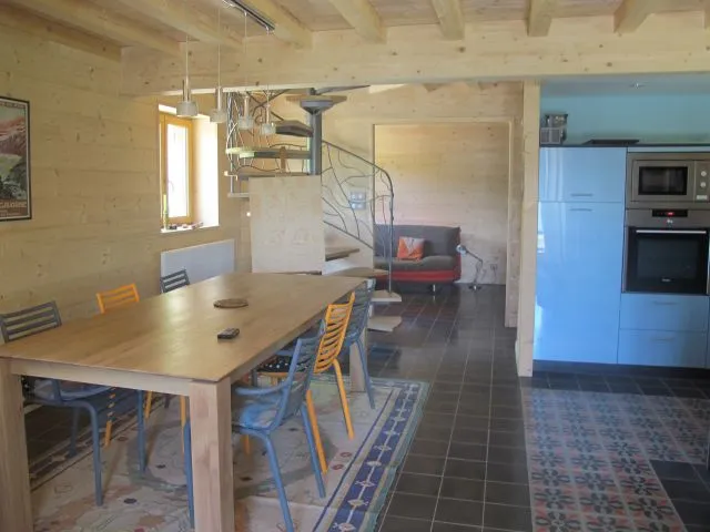 salle à manger ; au fond salon, faisant office de chambre (porte coulissante)lit en 160 cm;