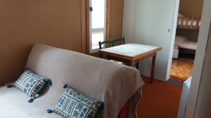 séjour et vue sur la chambre
