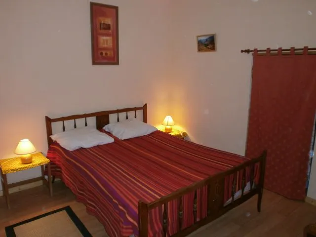 chambre sud gite de la biche un grand lit ,un lit bébé