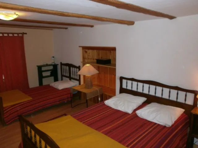 chambre ouest un grand lit ,deux petits lits