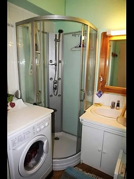 Salle de bain (machine à laver à disposition)