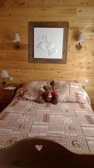 La chambre rouge. Elle est équipée d'un lit en 140, un espace placard et penderie. Depuis cette jolie petite chambre douillette, vous avez accès à un cabinet de toilette privatif. Nous avons soigné la décoration et nous nous sommes même essayé à la fabric