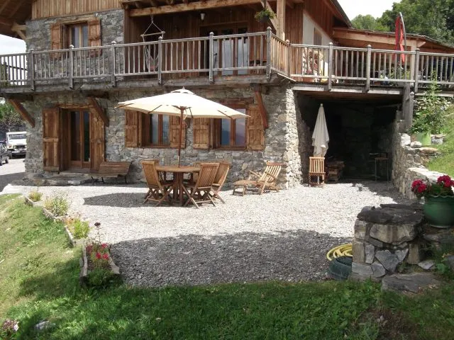 Terrasse privée pour les locataires du gîte; un transat, un hamac, barbecue à gaz et charbon sont à la disposition des personnes...