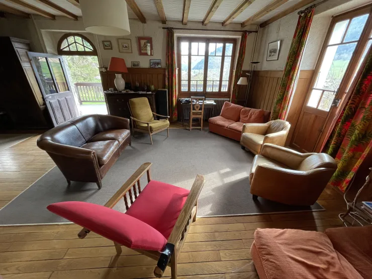 Le salon de 85 m2 côté lecture ou apéro
