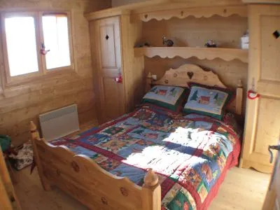 chambre avec mobilier savoyard