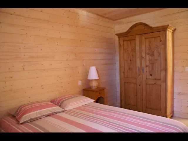 chambre beige - literie 140 neuve