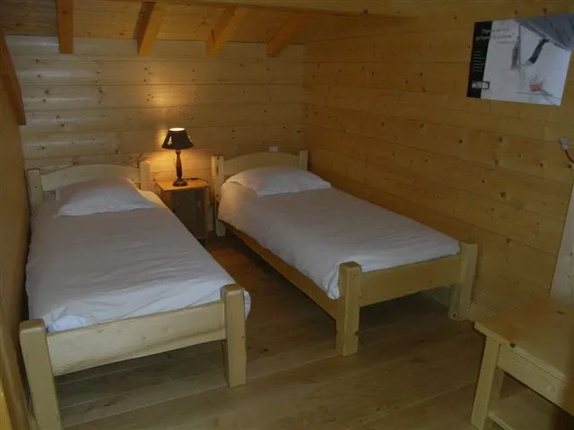 bedroom with 2 single beds 90/200