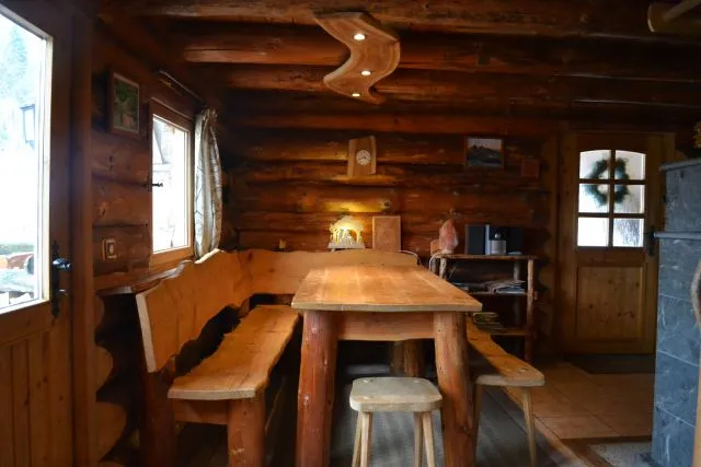le coin repas avec une grande table a 10 personnes 