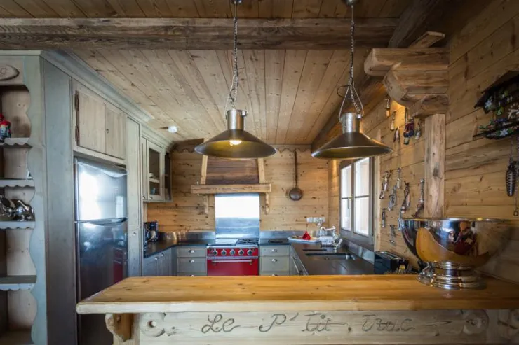 Cuisine ouverte sur la pièce conviviale et avec tout ce qu'il faut